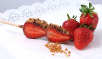Erdbeer mit Vollmilch und Krokant